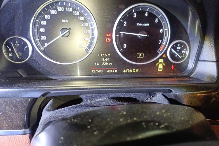 Used BMW 5 Series 2014 525Li Leading Model Odometer Close Up