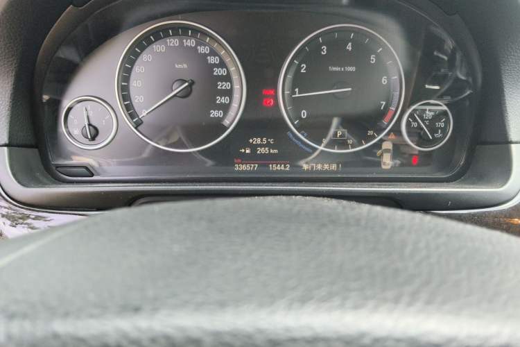 Used BMW 5 Series 2014 525Li Leading Model Odometer Close Up