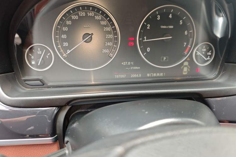 Used BMW 5 Series 2014 520Li Elegant Model Odometer Close Up