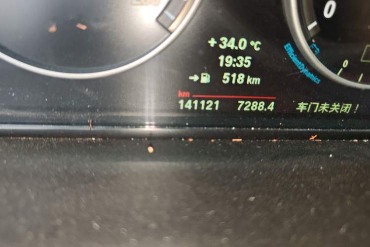 Used BMW 5 Series 2014 525Li Leading Model Odometer Close Up