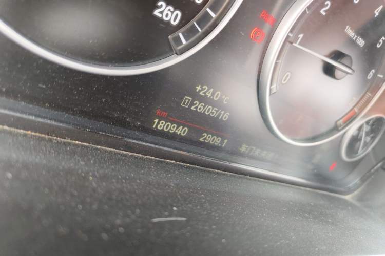Used BMW 5 Series 2014 520Li Elegant Model Odometer Close Up