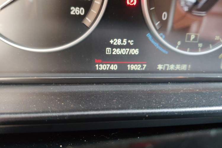 Used BMW 5 Series 2014 520Li Elegant Model Odometer Close Up