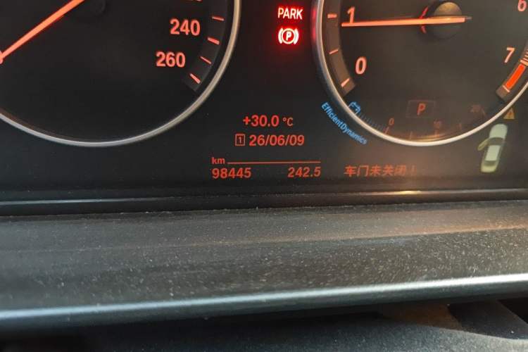 Used BMW 5 Series 2014 525Li Leading Model Odometer Close Up