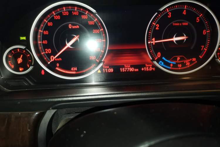 Used BMW 5 Series 2014 528Li Leading Model Odometer Close Up