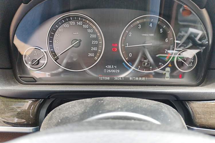 Used BMW 5 Series 2014 525Li Luxury Design Package Odometer Close Up