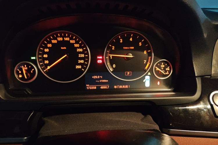 Used BMW 5 Series 2014 525Li Leading Model Odometer Close Up