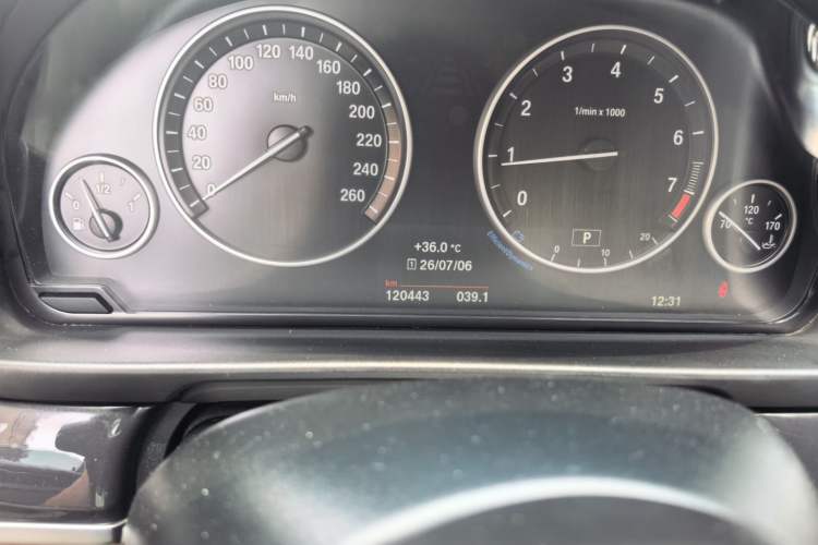 Used BMW 5 Series 2014 520Li Elegant Model Odometer Close Up