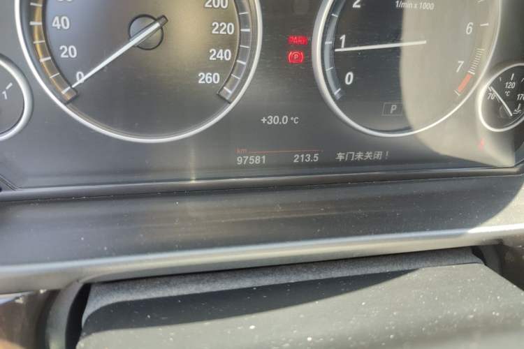 Used BMW 5 Series 2014 528Li Leading Model Odometer Close Up