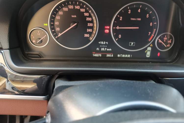 Used BMW 5 Series 2014 520Li Elegant Model Odometer Close Up