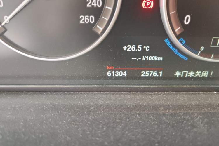 Used BMW 5 Series 2014 525Li Leading Model Odometer Close Up