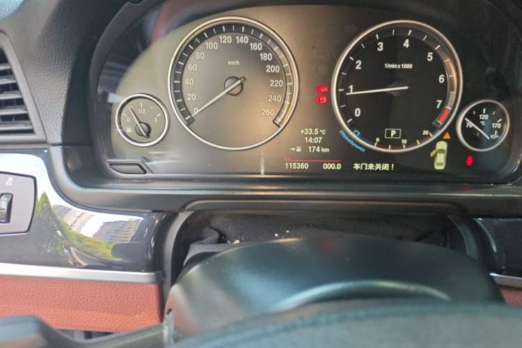 Used BMW 5 Series 2014 520Li Elegant Model Odometer Close Up