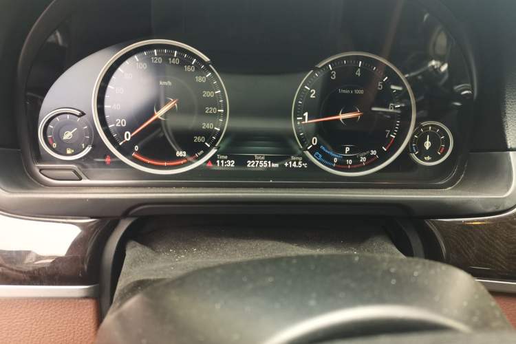 Used BMW 5 Series 2014 525Li Leading Model Odometer Close Up