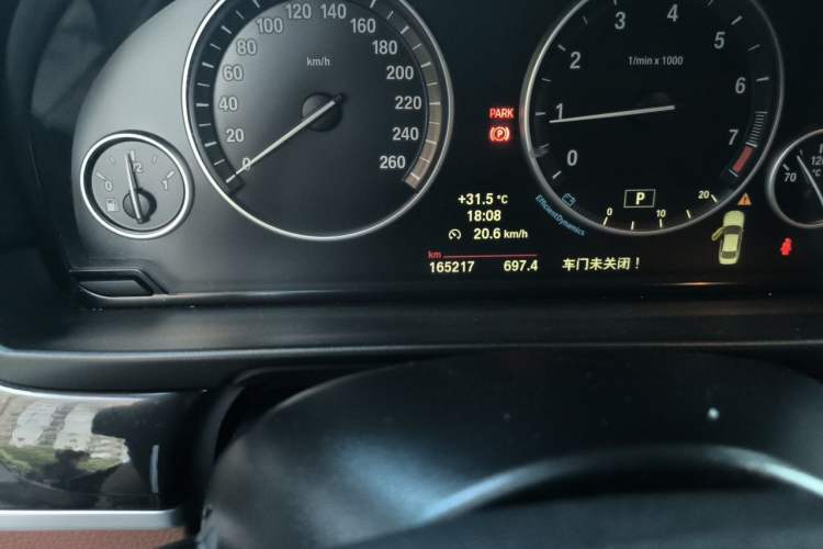 Used BMW 5 Series 2014 520Li Elegant Model Odometer Close Up