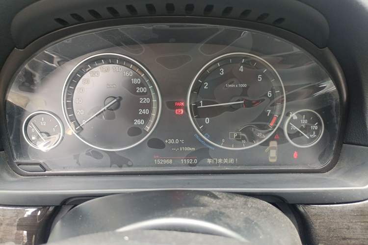 Used BMW 5 Series 2014 525Li Luxury Design Package Odometer Close Up