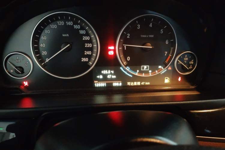 Used BMW 5 Series 2014 520Li Elegant Model Odometer Close Up