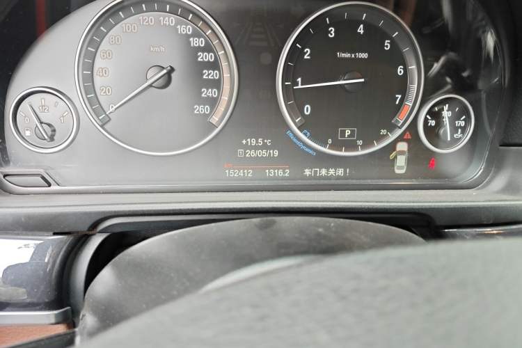 Used BMW 5 Series 2014 520Li Elegant Model Odometer Close Up