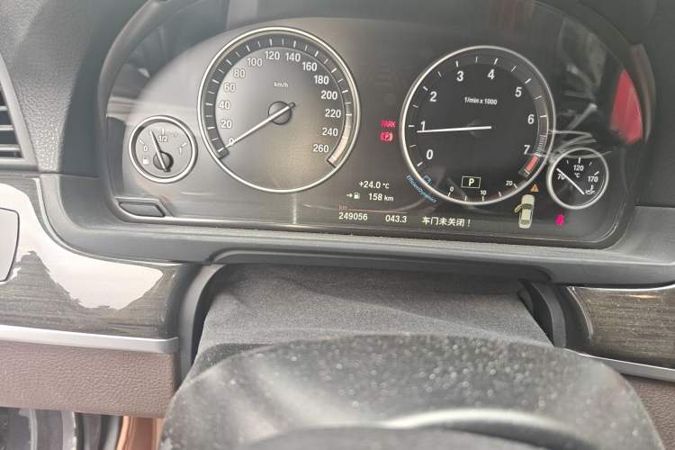 Used BMW 5 Series 2014 525Li Luxury Design Package Odometer Close Up