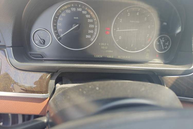 Used BMW 5 Series 2014 525Li Leading Model Odometer Close Up
