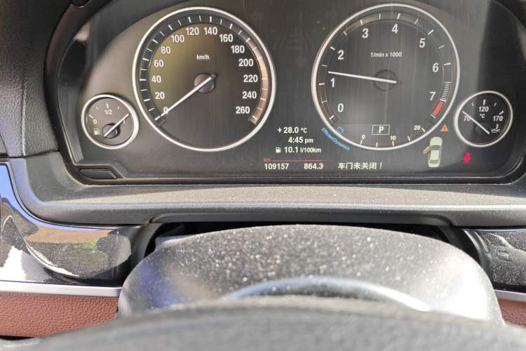 Used BMW 5 Series 2014 520Li Elegant Model Odometer Close Up