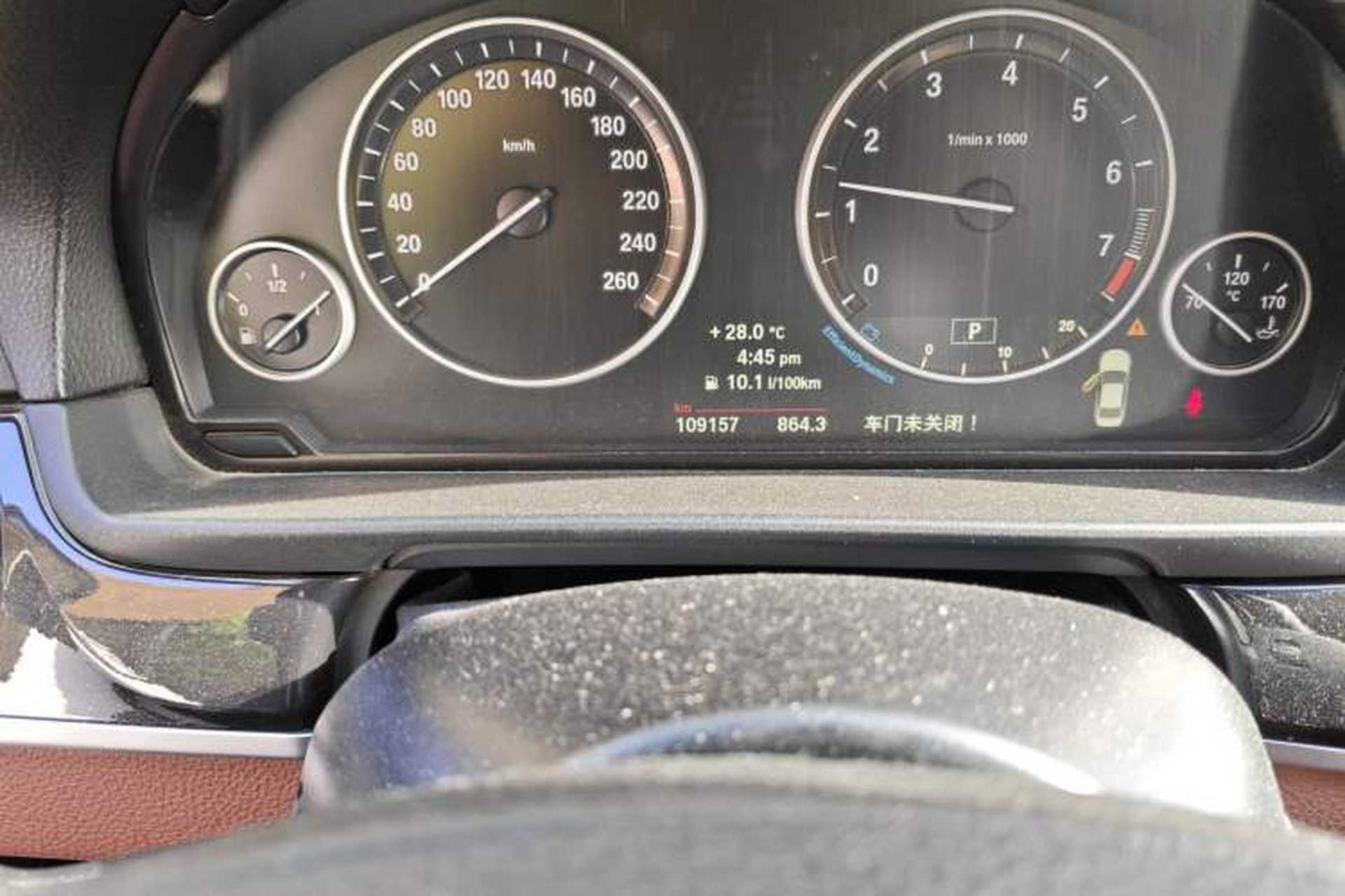 Used BMW 5 Series 2014 520Li Elegant Model Odometer Close Up