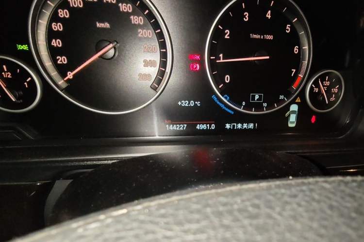 Used BMW 5 Series 2014 525Li Leading Model Odometer Close Up