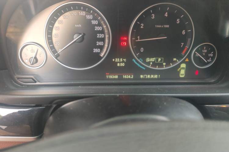 Used BMW 5 Series 2014 520Li Elegant Model Odometer Close Up