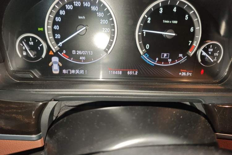 Used BMW 5 Series 2014 535Li Leading Model Odometer Close Up