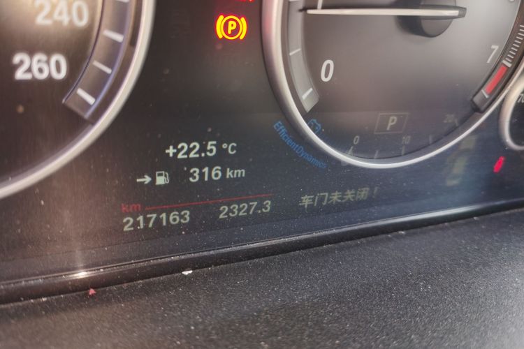 Used BMW 5 Series 2014 520Li Elegant Model Odometer Close Up