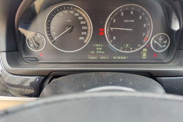 Used BMW 5 Series 2014 520Li Elegant Model Odometer Close Up