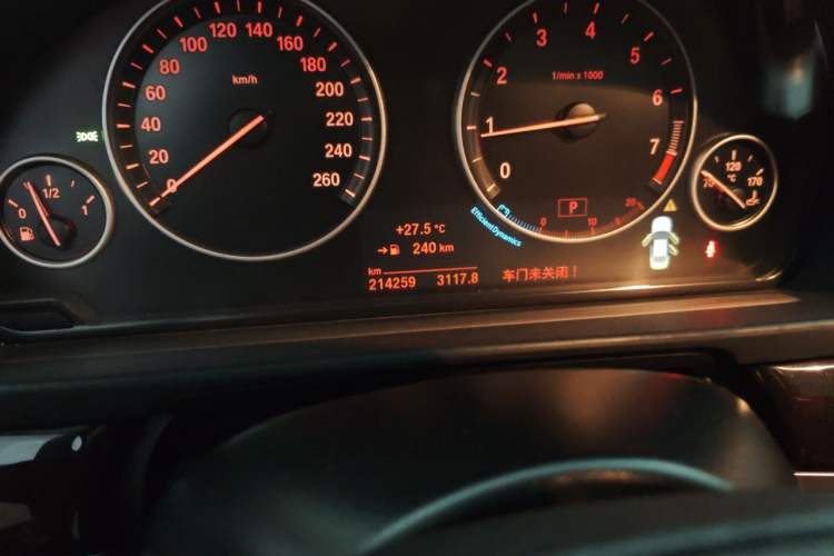Used BMW 5 Series 2014 525Li Leading Model Odometer Close Up