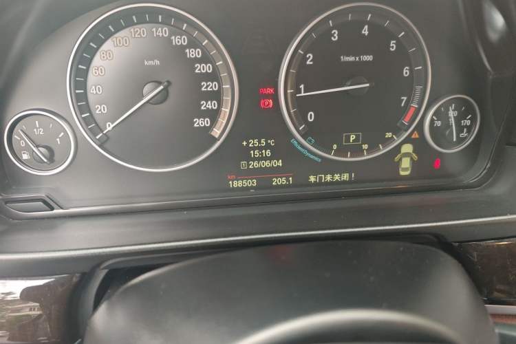 Used BMW 5 Series 2014 525Li Leading Model Odometer Close Up