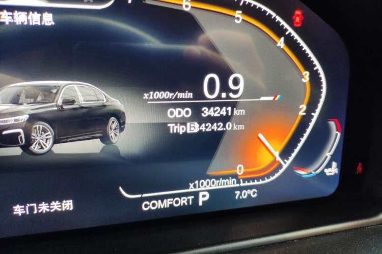 Used BMW 5 Series 2014 520Li Elegant Model Odometer Close Up