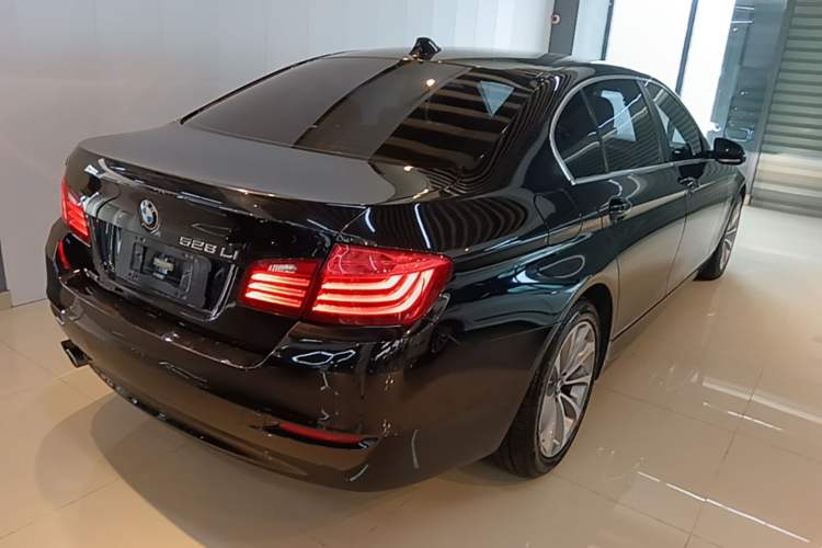 Used BMW 5 Series 2014 528Li xDrive Premium Edition Rear Right 45 Deg
