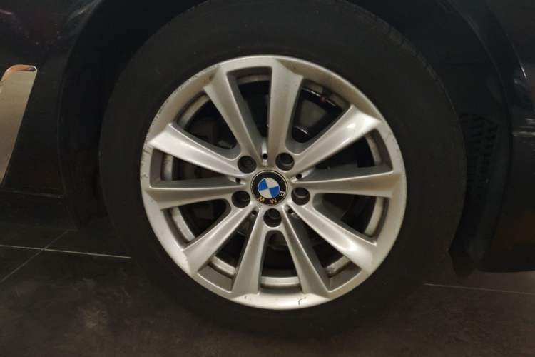 Used BMW 5 Series 2014 520Li Elegant Model Right Front Wheel Hub