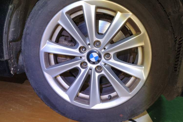 Used BMW 5 Series 2014 520Li Elegant Model Right Front Wheel Hub