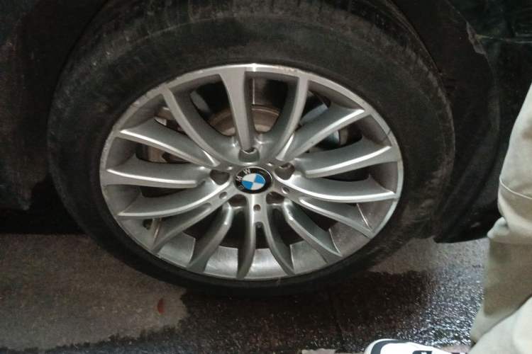 Used BMW 5 Series 2014 525Li Luxury Design Package Right Front Wheel Hub