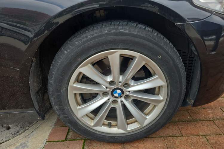 Used BMW 5 Series 2014 520Li Elegant Model Right Front Wheel Hub