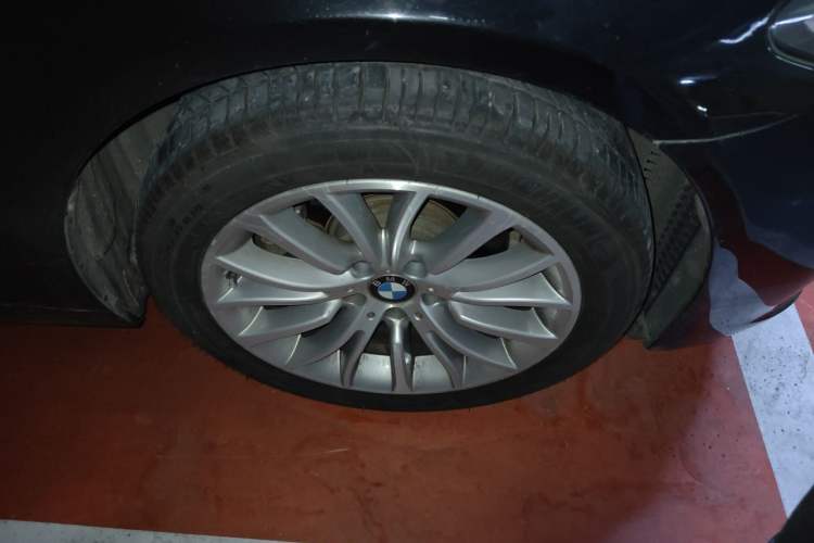 Used BMW 5 Series 2014 525Li Luxury Design Package Right Front Wheel Hub