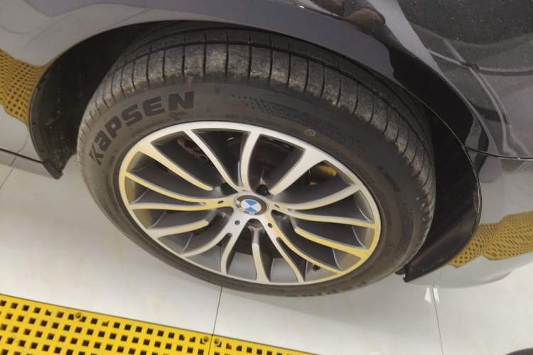 Used BMW 5 Series 2014 525Li Luxury Design Package Right Front Wheel Hub