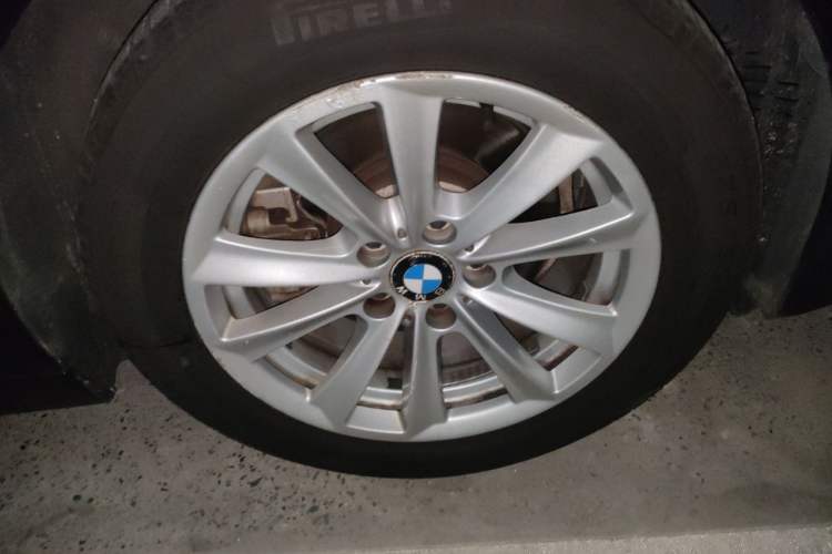 Used BMW 5 Series 2014 520Li Elegant Model Right Front Wheel Hub