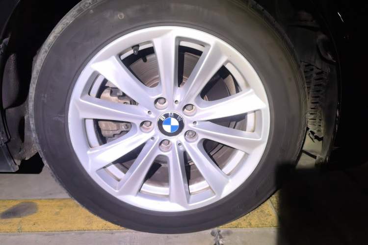 Used BMW 5 Series 2014 520Li Elegant Model Right Front Wheel Hub