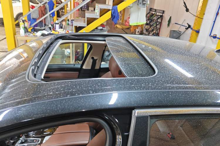 Used BMW 5 Series 2014 528Li Leading Model Roof