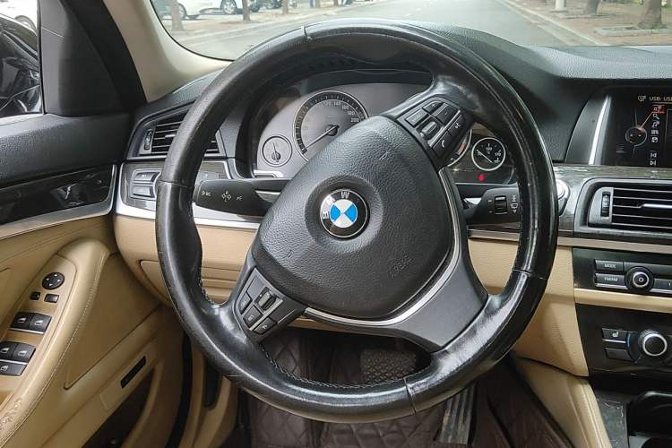Used BMW 5 Series 2014 525Li Luxury Design Package Steering Wheel