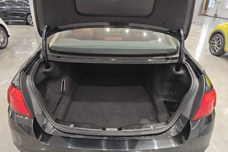 Used BMW 5 Series 2014 525Li Leading Model Trunk