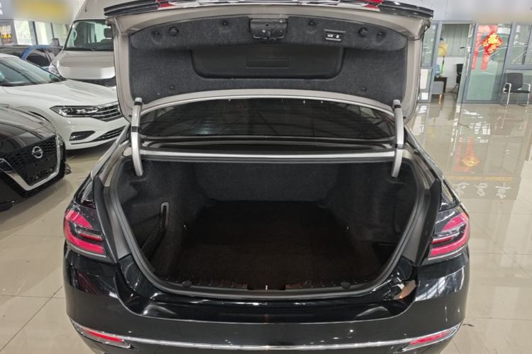 Used BMW 5 Series 2014 525Li Luxury Design Package Trunk