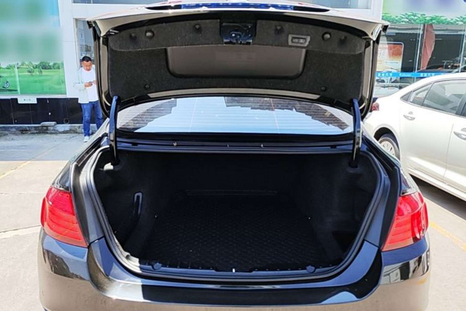 Used BMW 5 Series 2014 520Li Elegant Model Trunk