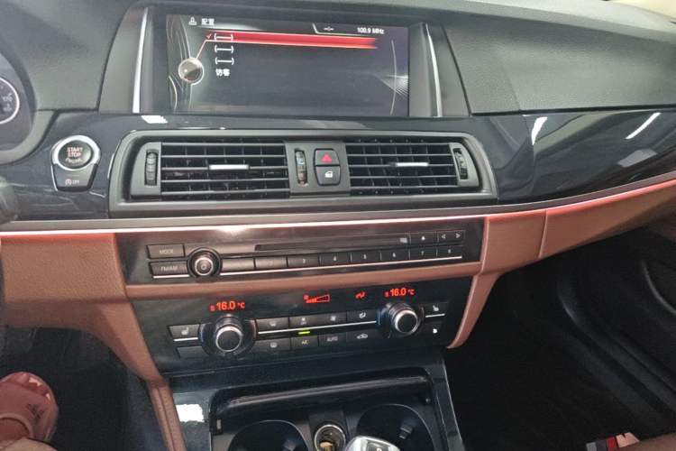 Used BMW 5 Series 2014 520i Touring Edition Audio And AC Panel