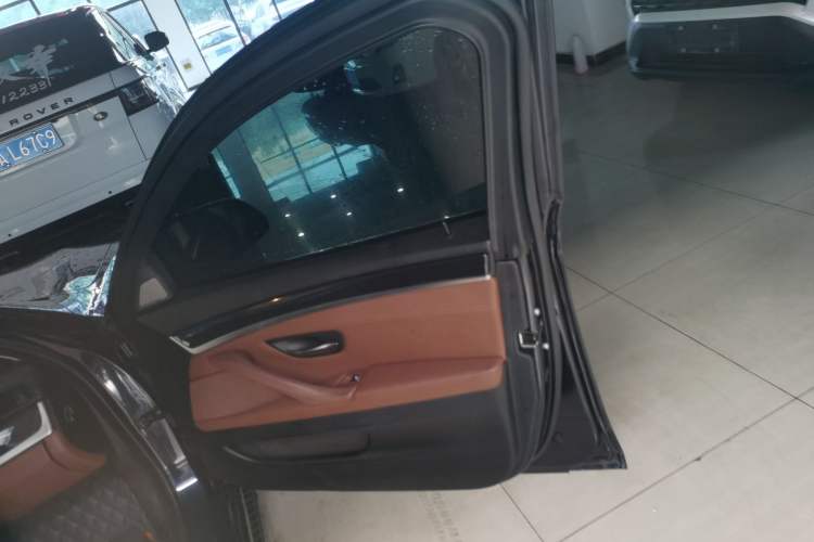 Used BMW 5 Series 2014 520i Touring Edition Interior 5