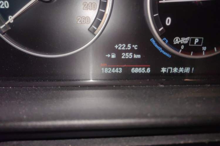 Used BMW 5 Series 2014 525Li Leading Model Odometer Close Up