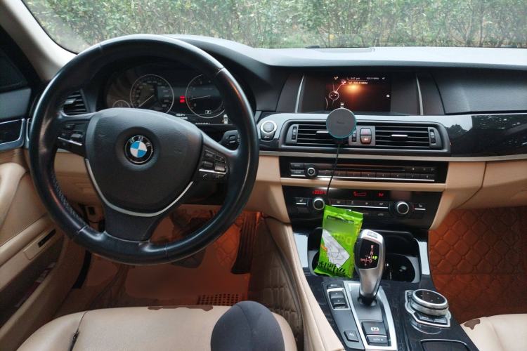 Used BMW 5 Series 2014 520i Touring Edition Center Console